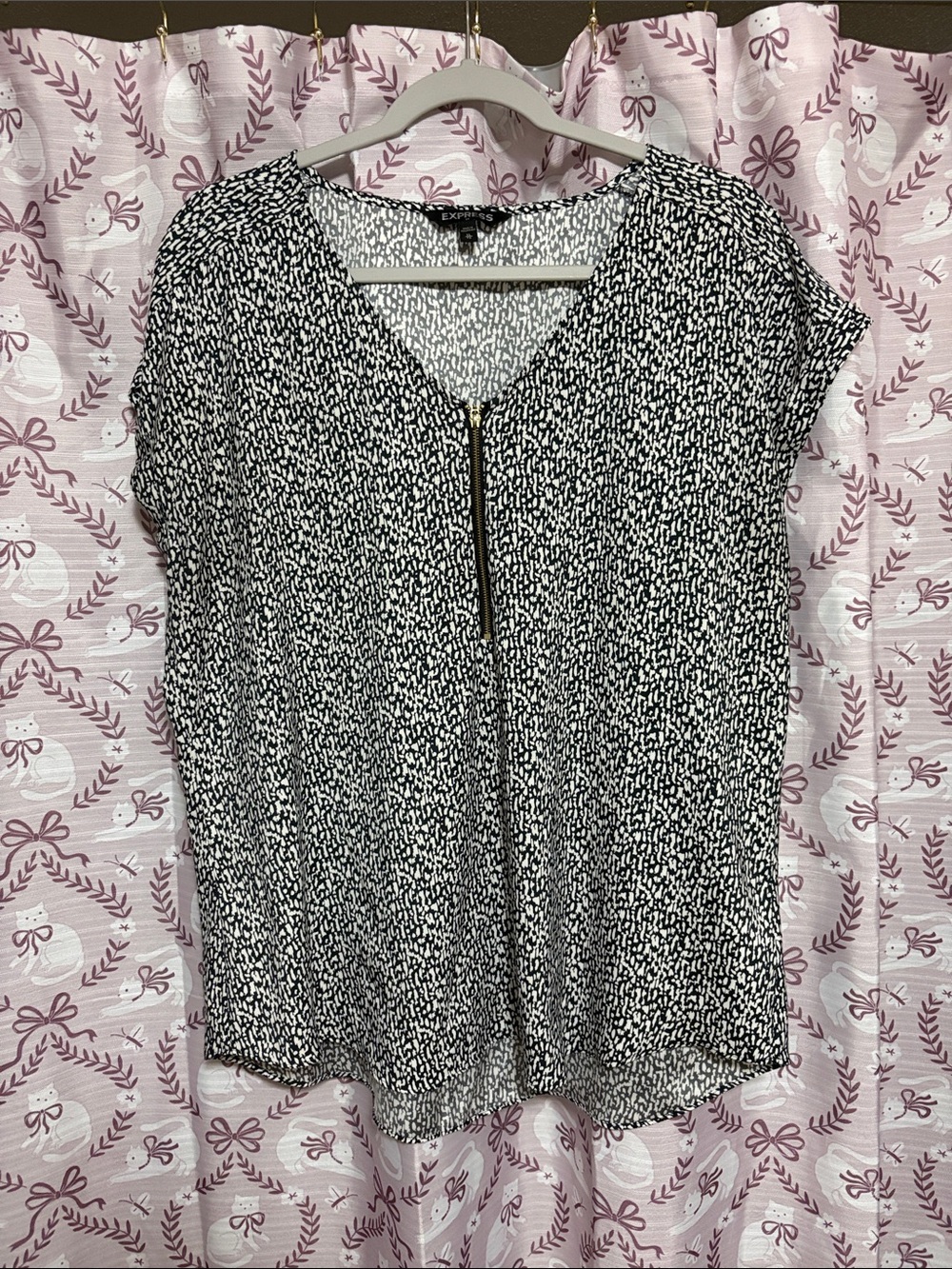 Express Black & White Zip-Front Short Sleeve Blouse